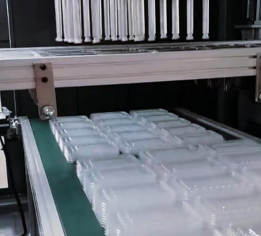 Plastic disposable lunch box thermoforming machine